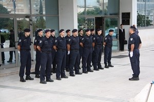Slika PU_SD/policija-pocasni vod ispred PU.JPG